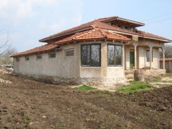 Incomplete building project for sale. This is big unfinished house of 150 sqm., built from brick and concrete, ready for someone to take it on. The garden is big at 1230 sqm. Very close to the sea at Kavarna and the big golf centre near Balchik.