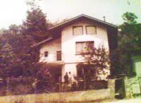 Продава КЪЩА, 26000 EUR  	 
		област София, с.Бакьово, 150 кв.м, 3-ти ет., обзаведена къща на 3 етажа по 50м2 с плочи, тухла, двойна дървена дограма с общо 5 стаи, баня+wc двор- 500м2 с ограда - ток, вода, канал, целогодишен достъп ет.1- площ 50м2-хол кухня, баня+wc, с огромна тераса 35м2 ет.2- площ 50м2- 2 стаи с 2 тераси, антре ет.3- площ 50м2- 2стаи с 1 балкон гараж отделно от къщата, мазе извън къщата, барака за инструменти, строеж-94г. разположена на южен склон с панорама , лек наклон, асвалтов път+ 300м селски път, маршрутки 2 пъти дневно, на 4 км.от Батулия и ма 30км. от София 0888751981 за подробности виж на страница ( www.property-global.911.bg )