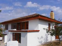 Продавам двуетажна реставрирана къща в село Крумово, разположено на 25км. от град Варна и на 20 км от международното летище във Варна.