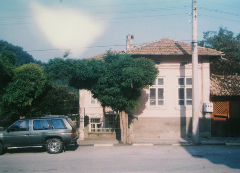 Продавам къща в центъра на гp.Златарица