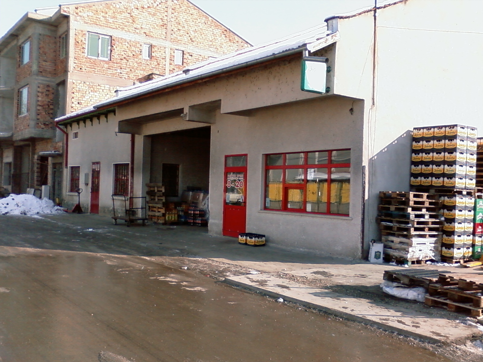 Продава се функциониращ склад с дейтващ бизнес за продажба на едро на напитки и хранителни стоки в гр. Мездра обл. Враца