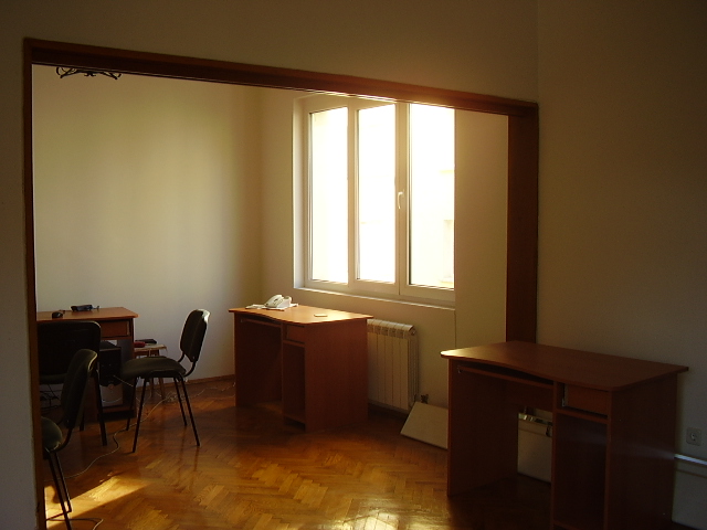 давам под наем 3стаен апаратмент зад Пирогов, може за офис