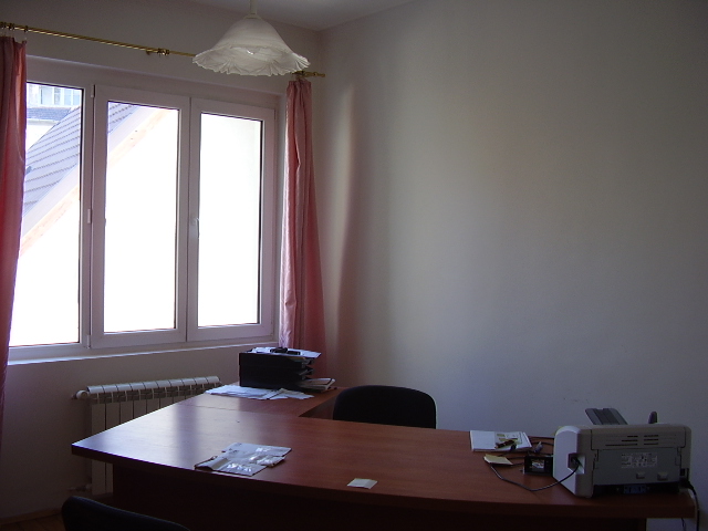 давам под наем 3стаен апаратмент зад Пирогов, може за офис