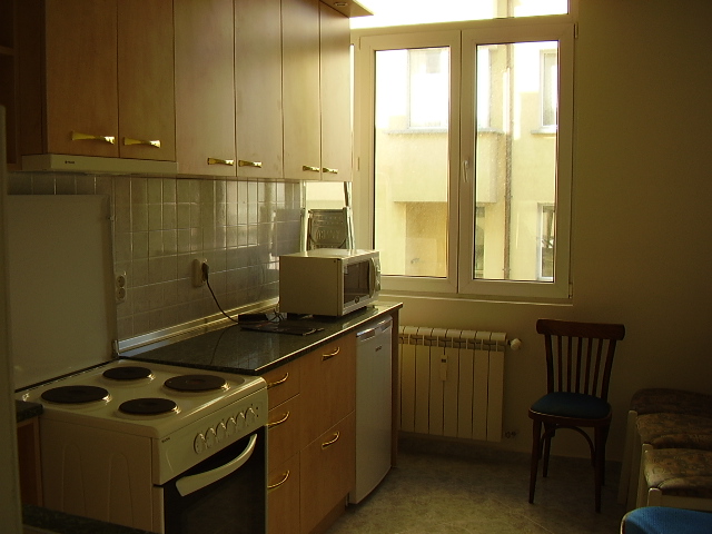 давам под наем 3стаен апаратмент зад Пирогов, може за офис