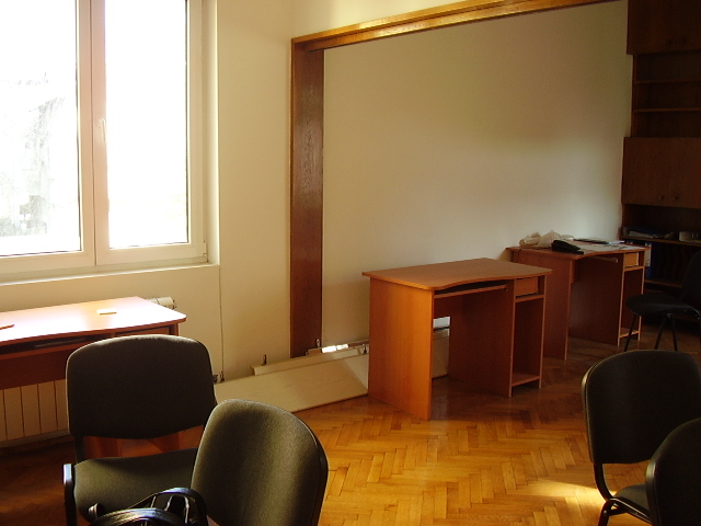 давам под наем 3стаен апаратмент зад Пирогов, може за офис