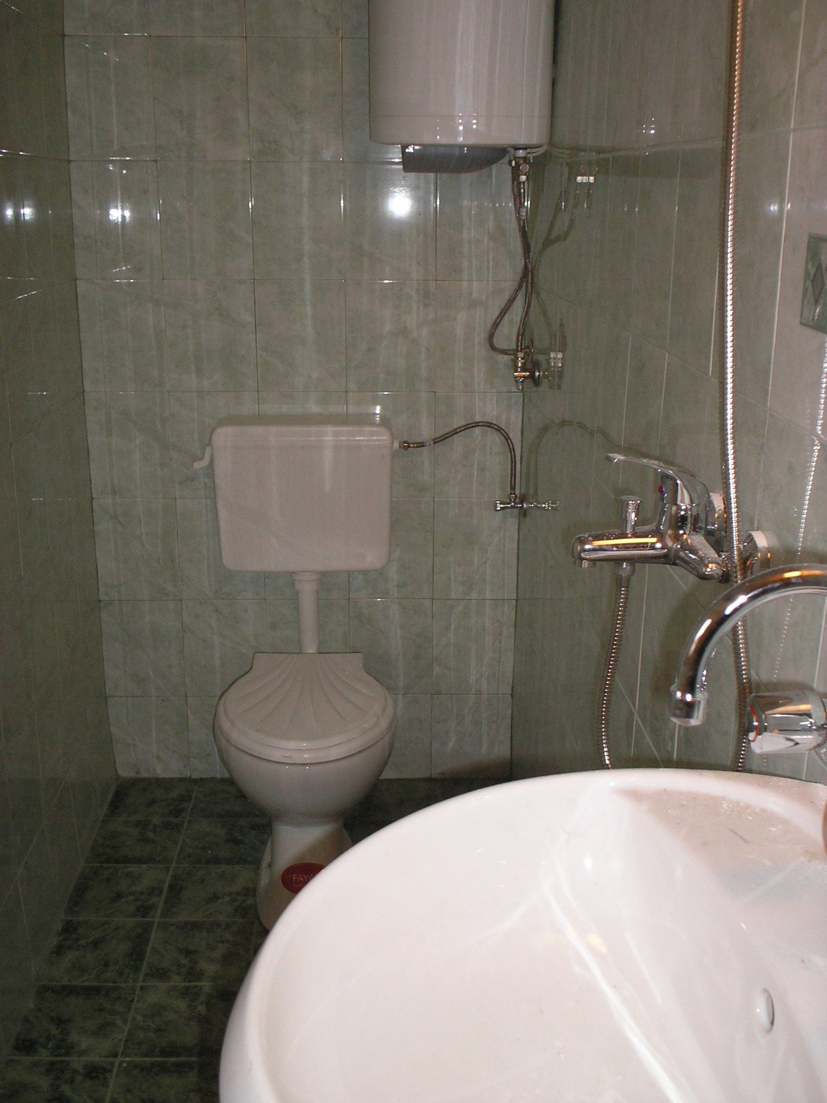 Страхотен имот в сърцето на Странджа планина ,чисто нова баня с WC свързана с градската канализация .