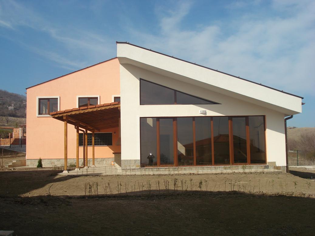 Еднофамилни къщи във VIP селище с обща инфраструктура и открит басейн, находящо се в с. Белащица
