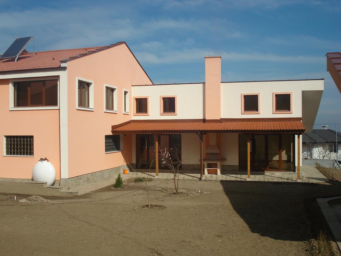 Еднофамилни къщи във VIP селище с обща инфраструктура и открит басейн, находящо се в с. Белащица