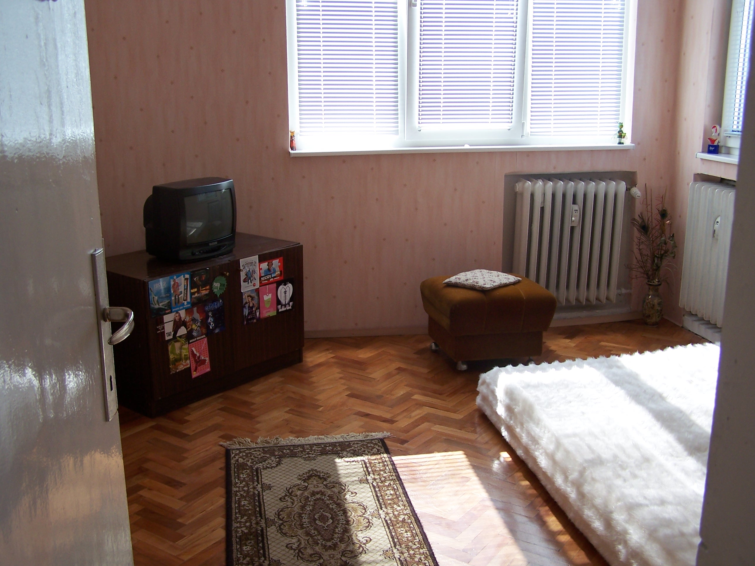 Дава под наем отличен тристаен апартамент в идеален център в София.Обзаведен!