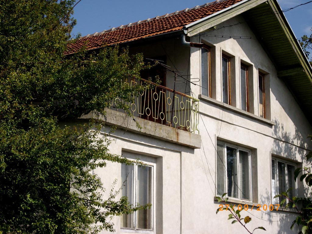 Двуетажна къща с 4дка. парцел в Троянският балкан