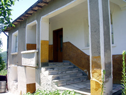 Двуетажна тухлена къща 
  в село Стоилово,
 Странджа планина