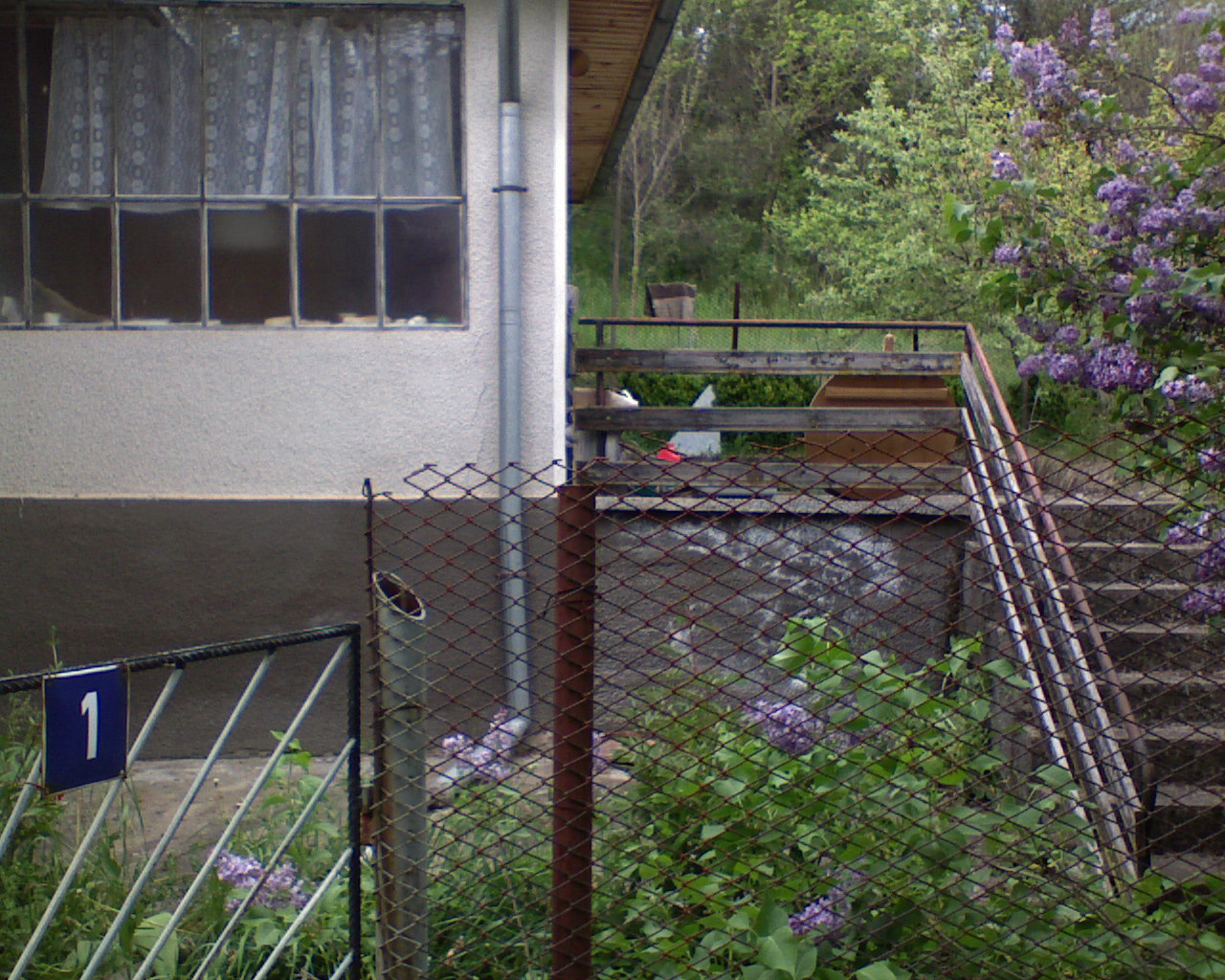 Къща с двор