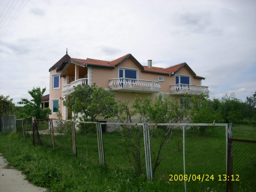 продавам къща в село Болярци