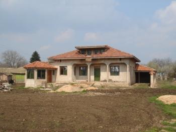 Incomplete building project for sale. This is big unfinished house of 150 sqm., built from brick and concrete, ready for someone to take it on. The garden is big at 1230 sqm. Very close to the sea at Kavarna and the big golf centre near Balchik.