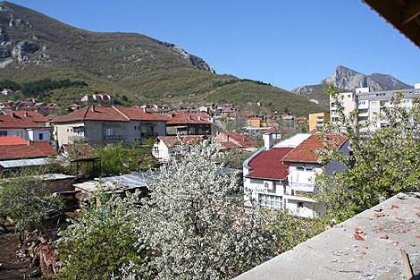 Продавам къща на тиха улица с панорамна гледка в град Враца