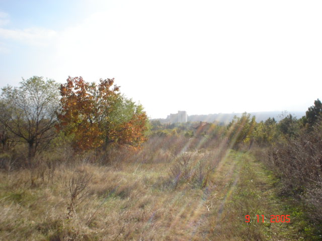 Имот с площ 1,720 дка . Находящ се в местност известна като бадемите над КК Албена и на 300 м над панорамния път Варна Балчик.