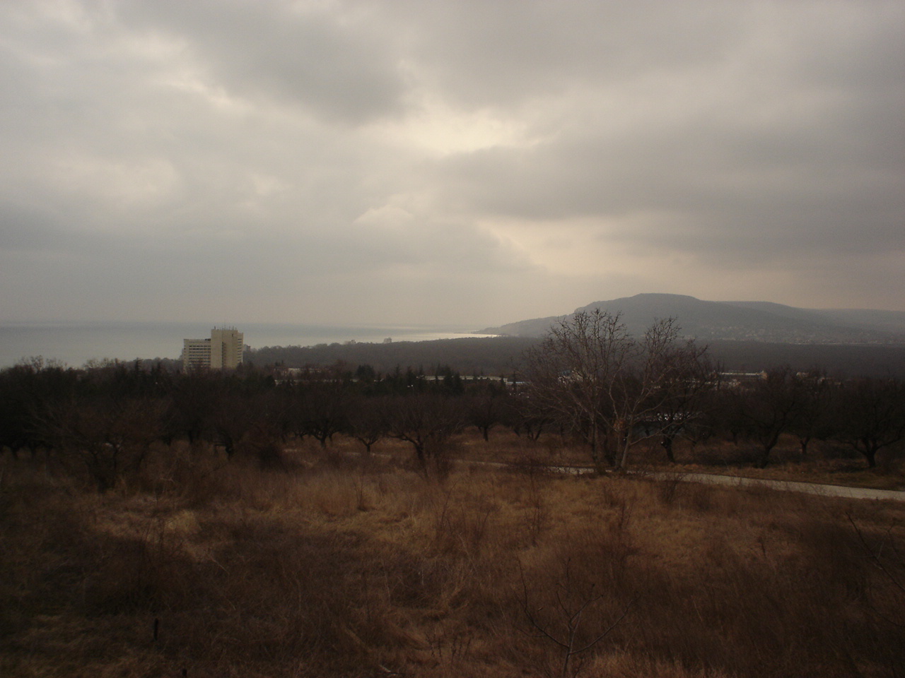 Имот с площ 1,720 дка . Находящ се в местност известна като бадемите над КК Албена и на 300 м над панорамния път Варна Балчик.