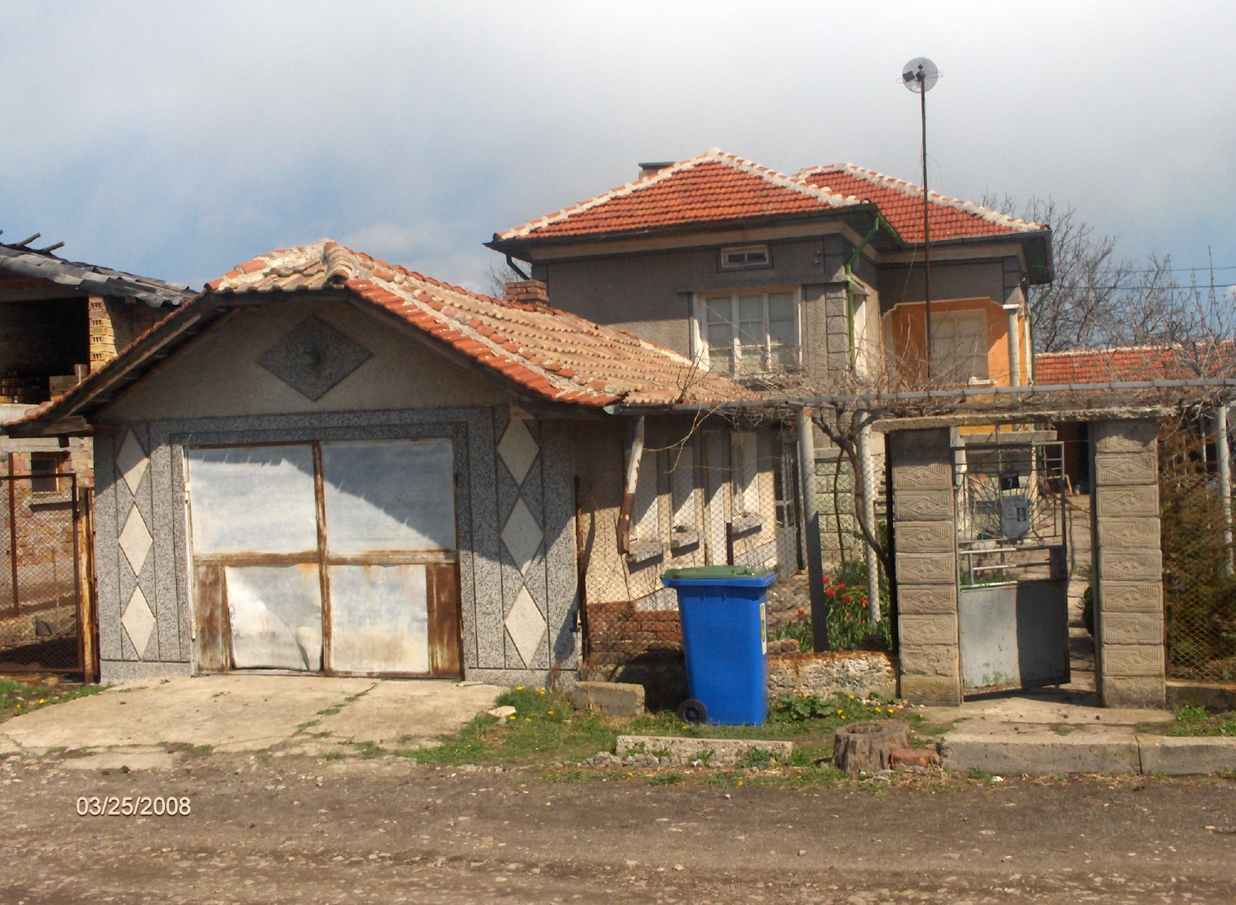 Продавам къща с гараж