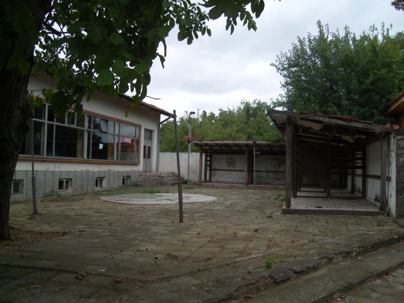 Продава ресторант в село Горен Чифлик, на 15 км от Шкорпиловци и 40 км от Варна.