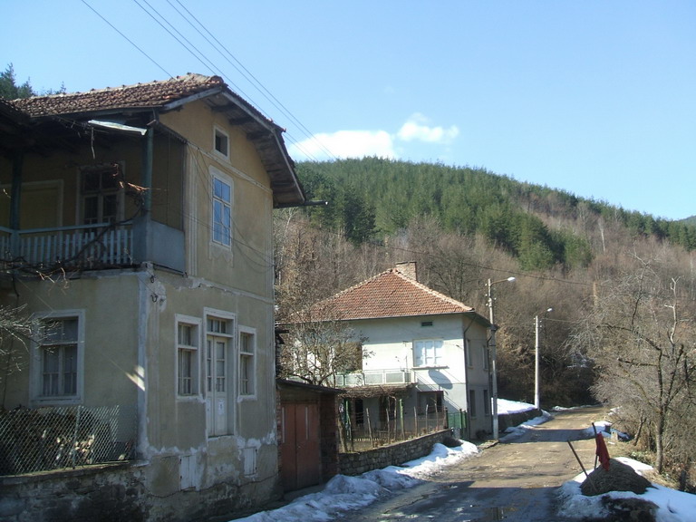- story house in С. Лопян, on nearly 80 kilometers from Sofia. 
area 
- 64 sq.m.