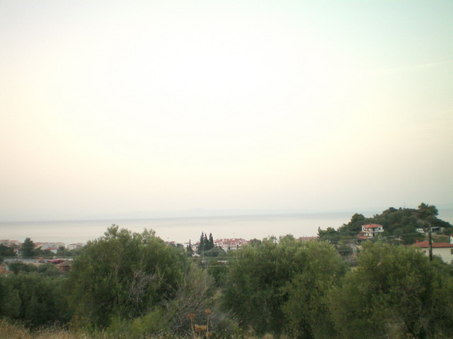 СТРОИТЕЛЕН ПАРЦЕЛ С ГЛЕДКА КЪМ МОРЕТО В ХАЛКИДИКИ, ГЪРЦИЯ!