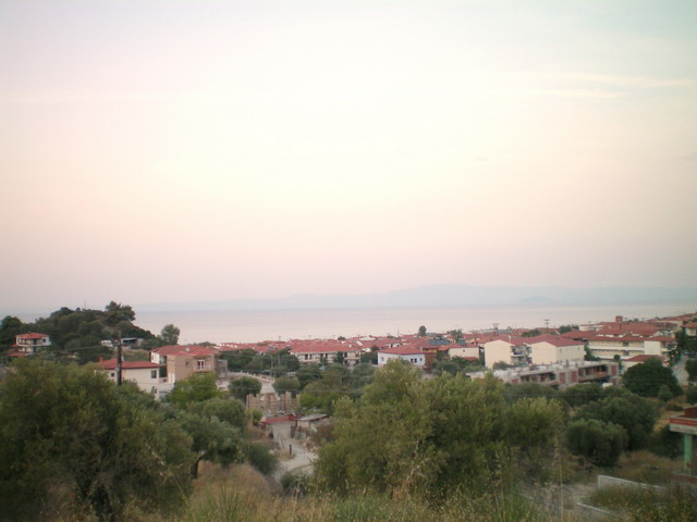 СТРОИТЕЛЕН ПАРЦЕЛ С ГЛЕДКА КЪМ МОРЕТО В ХАЛКИДИКИ, ГЪРЦИЯ!