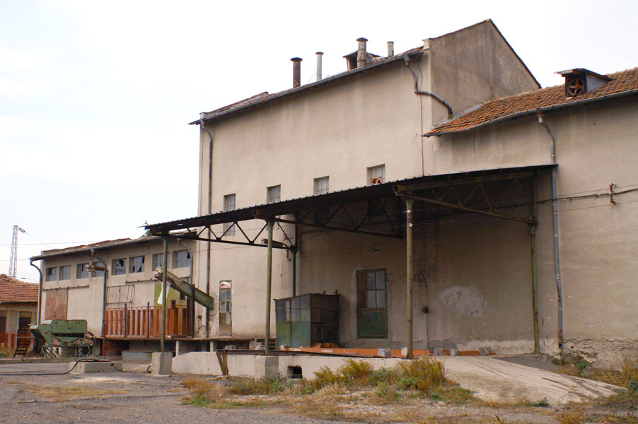 ПРОДАВА ФУРАЖЕН ЗАВОД гара Черноград, община Айтос,област БУРГАС