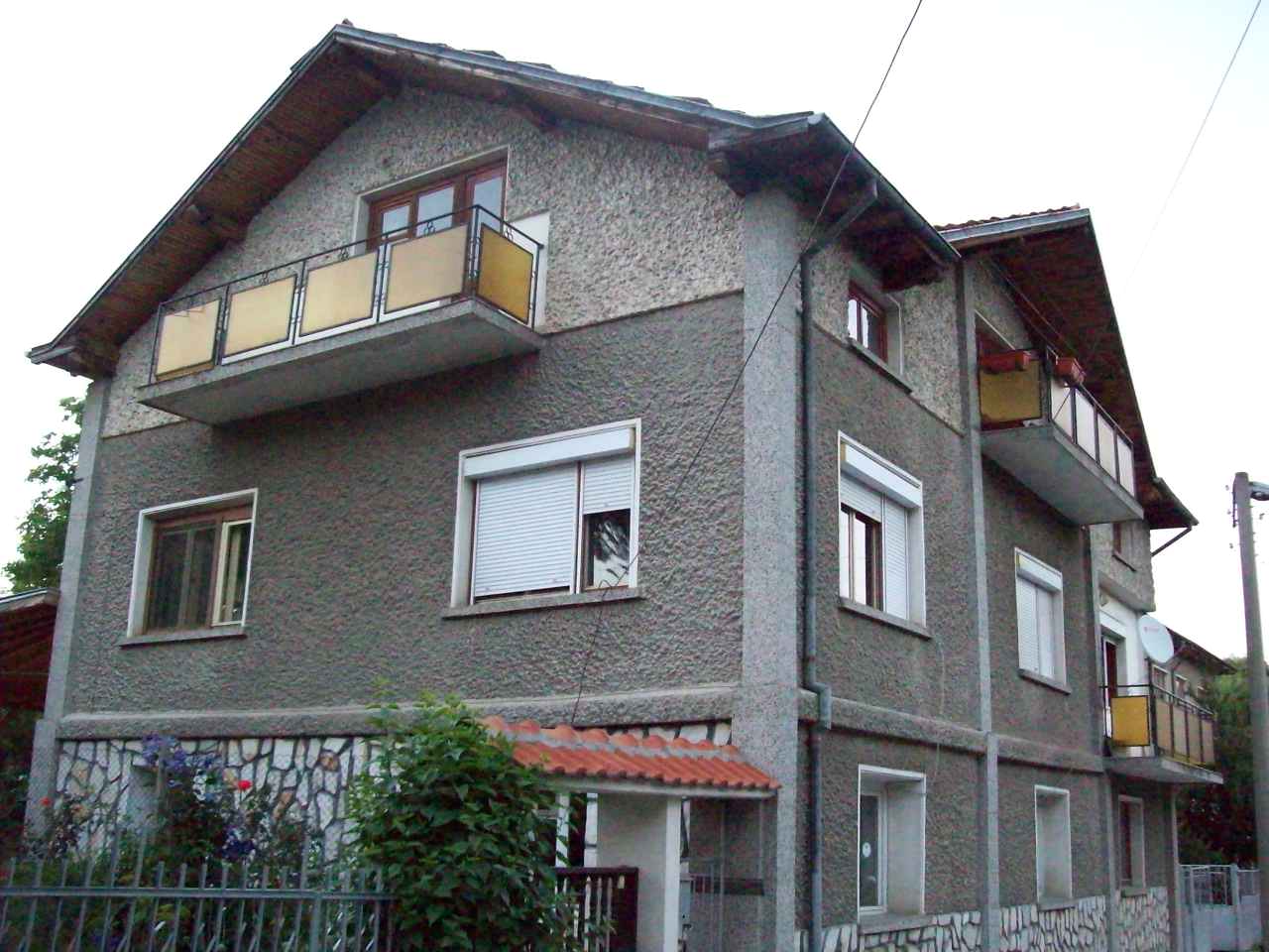 ПРОДАВАМ КЪЩА В ГРАД РАКИТОВО