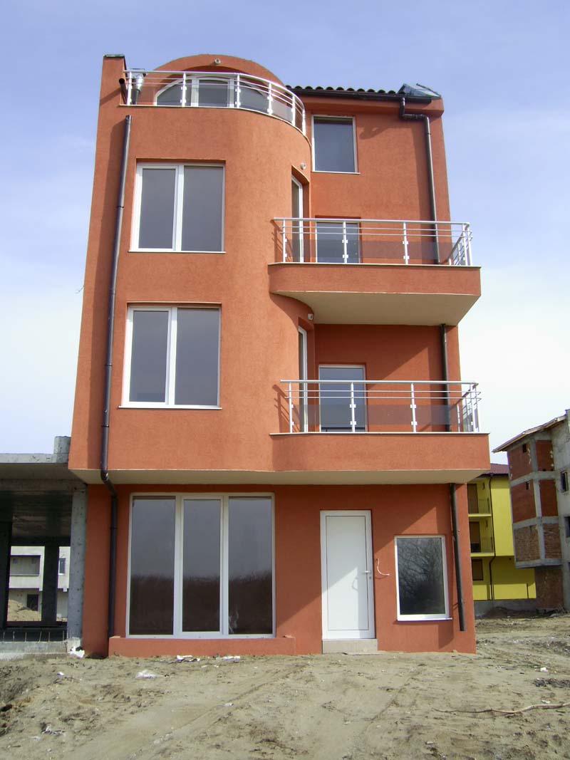 Строителна фирма продава къща в Несебър с възможност за закупуване като отделни апартаменти и договаряне на цената.