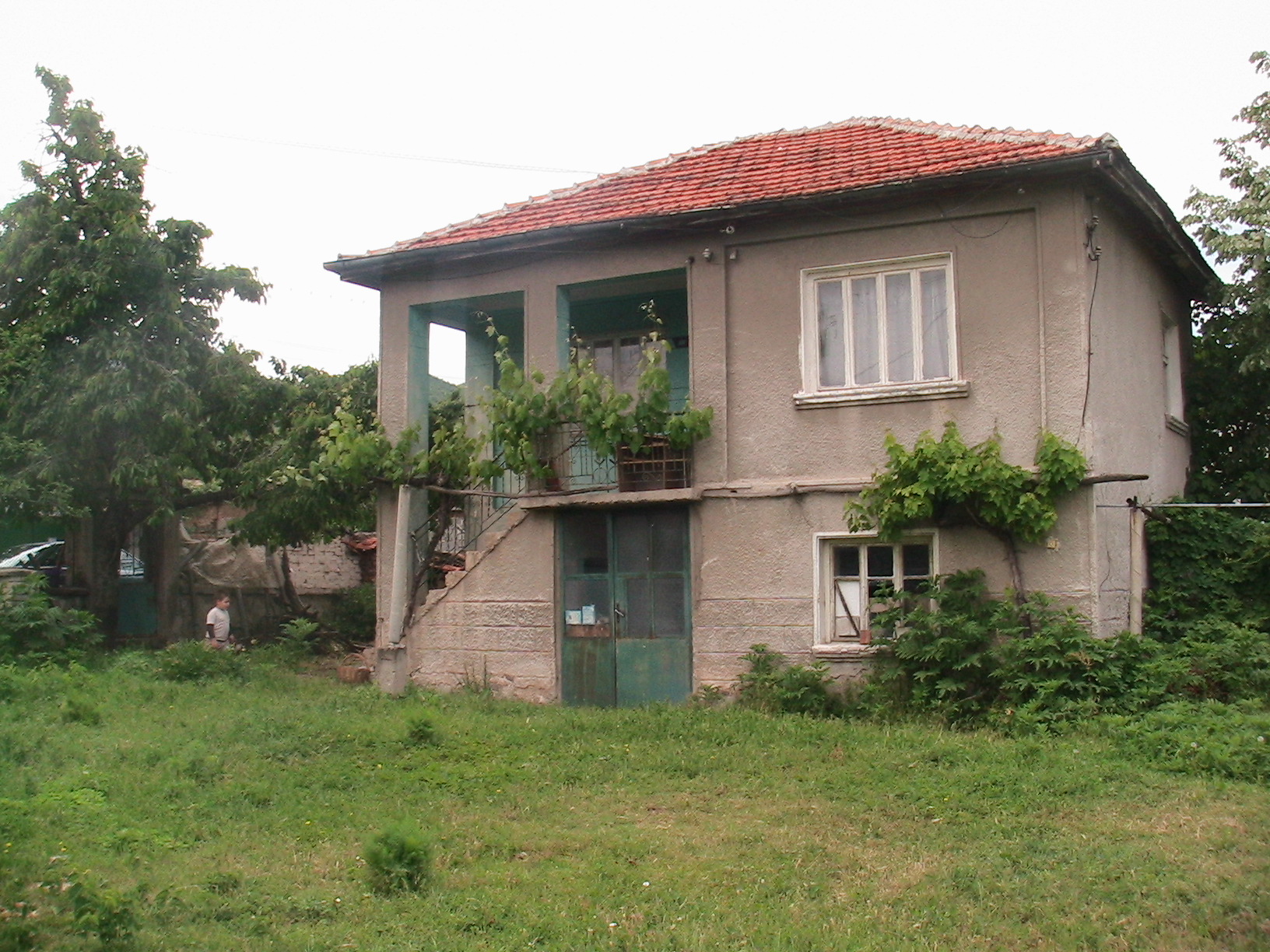 Продавам къща на два етажа в село Новаково