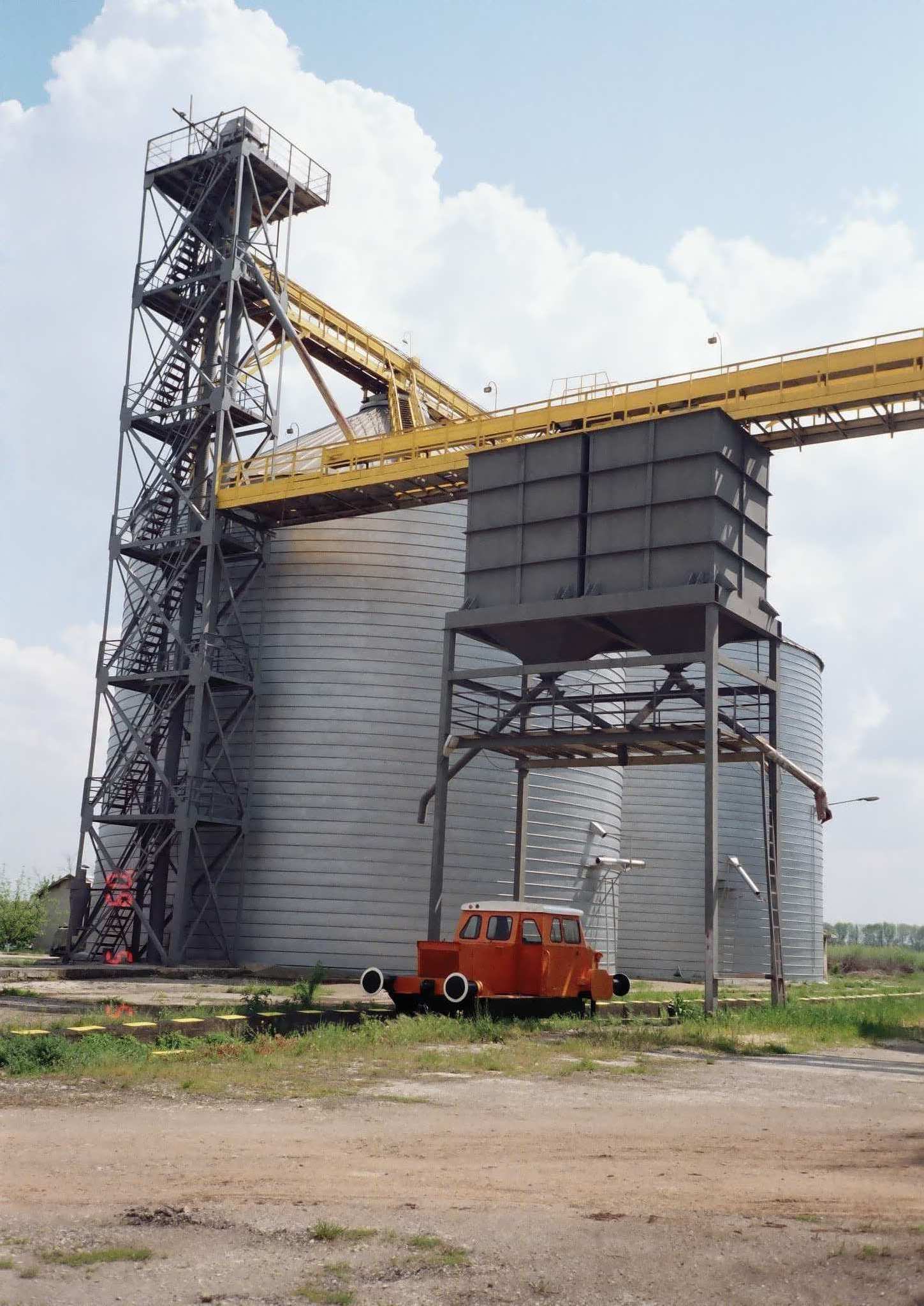 продава публичен лицензиран склад - силози за зърно Добрич