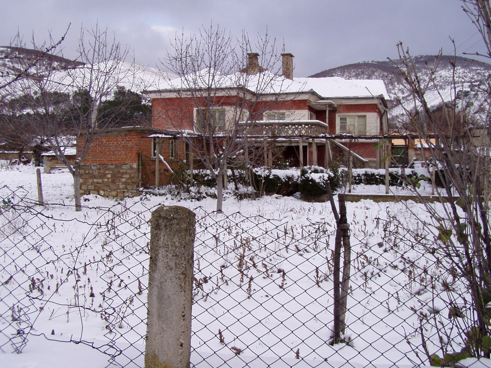 с.Глушник - едноетажна масивна жилищна сграда със двор.