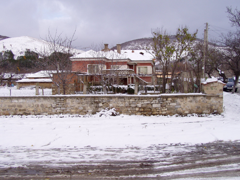 с.Глушник - едноетажна масивна жилищна сграда със двор.