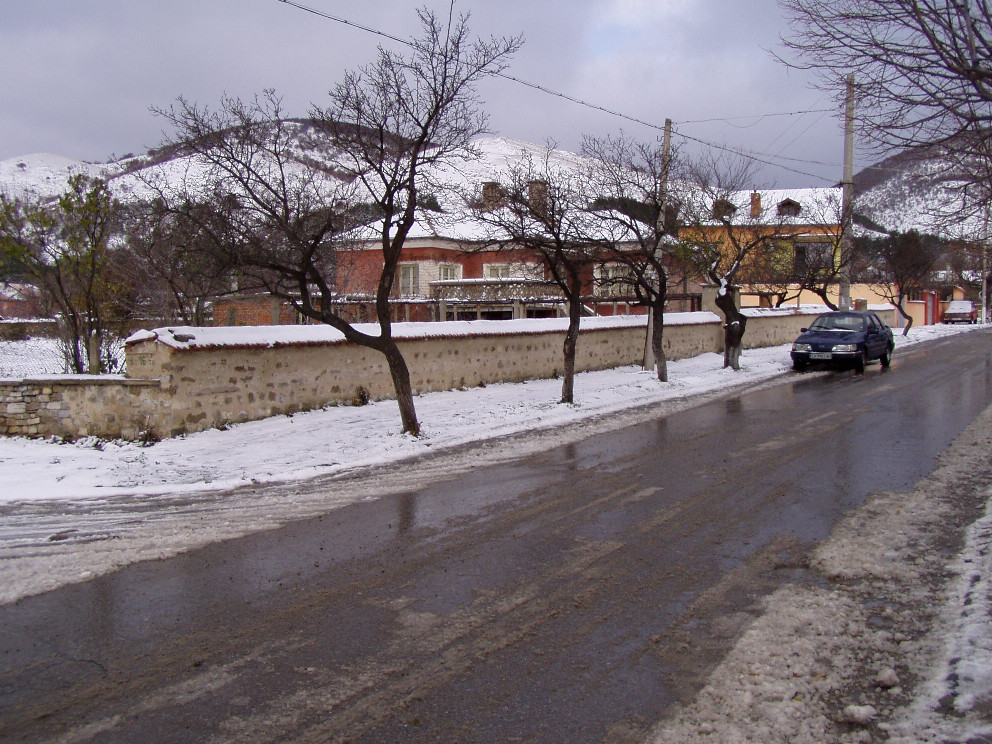 с.Глушник - едноетажна масивна жилищна сграда със двор.