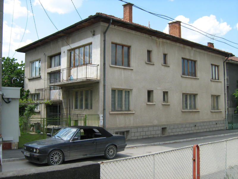 Продавам къща в центр. част на Ботевград
