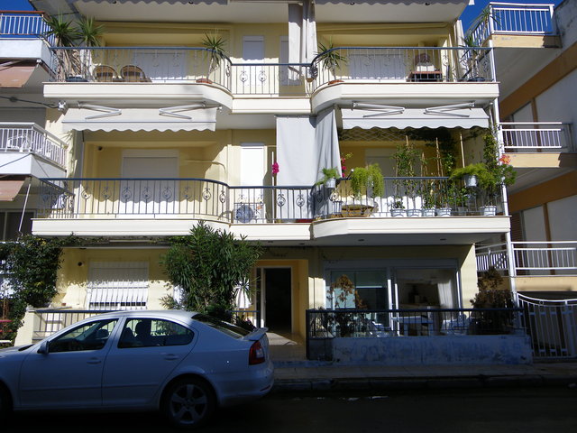 Партерен апартамент в нова добре поддържана триетажна сграда, на около 50м от морето.