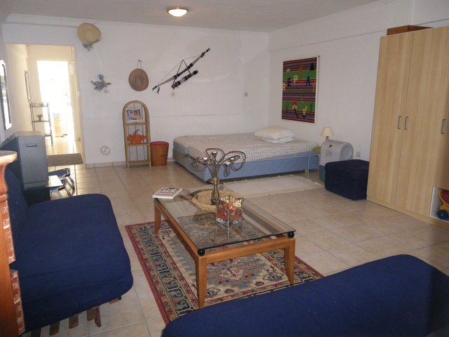 Партерен апартамент в нова добре поддържана триетажна сграда, на около 50м от морето.