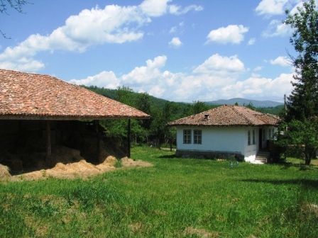 Продавам дворно място с къща в град Елена, махала Килъжевци, област Велико Търново.