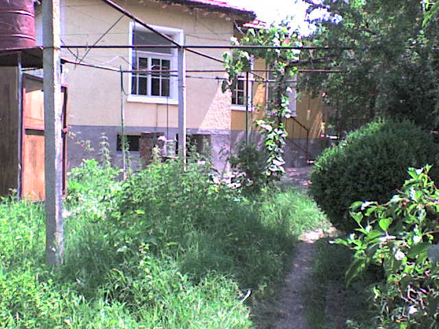 Продавам къща в с. Върбен обл. Пловдив. Състои се от три стаи, коридор, изба и складово помещение.