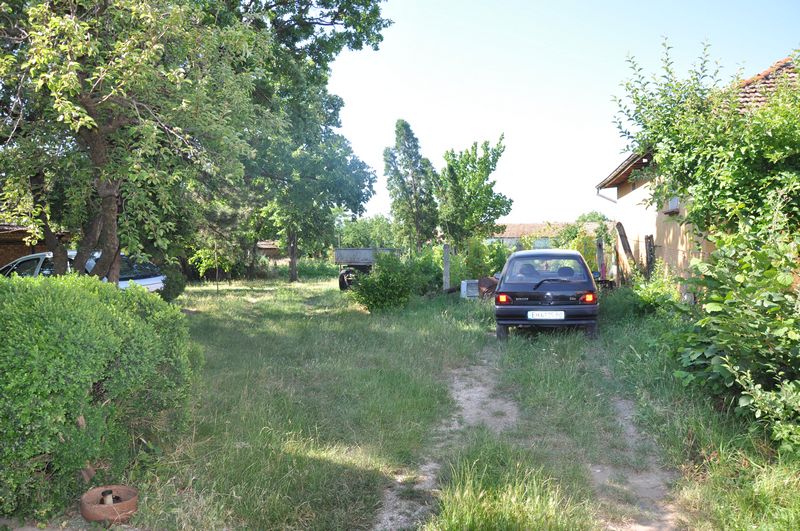 Продавам къща с двор в град Кнежа.