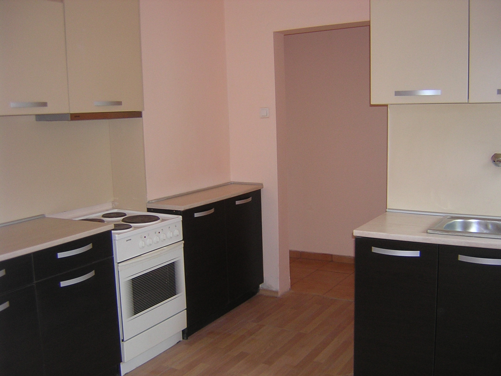 Дава се под наем компактна малка къща в кв. Княжево на ул. Прохлада.След основен ремонт.