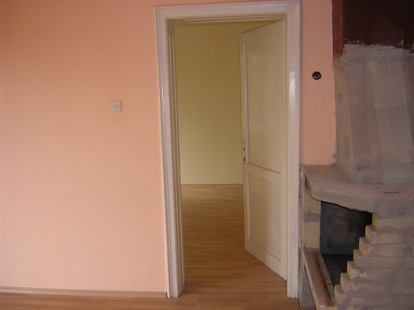 Дава се под наем компактна малка къща в кв. Княжево на ул. Прохлада.След основен ремонт.