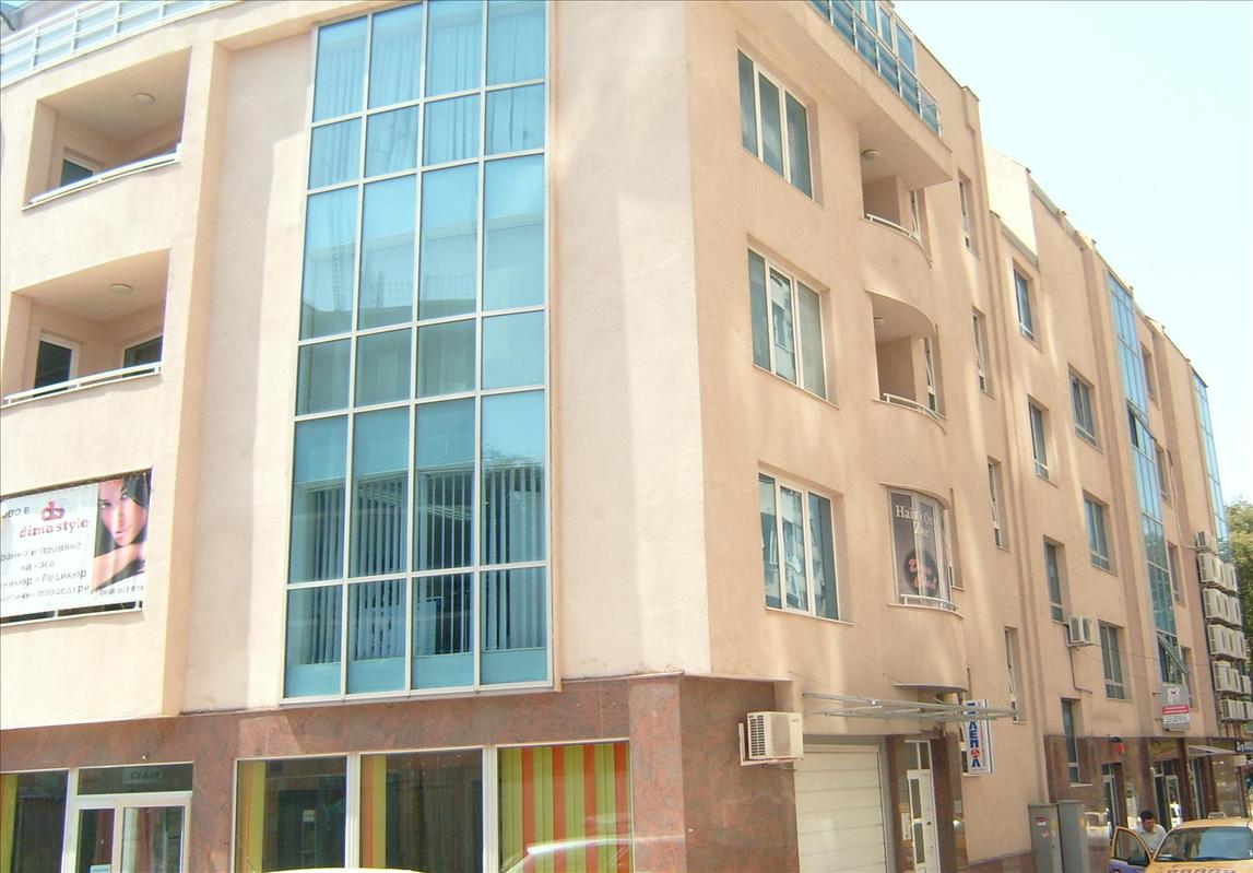 ProRent.bg предлага под наем луксозен, обзаведен офис, разположен на централен булевард, наем 400лв.