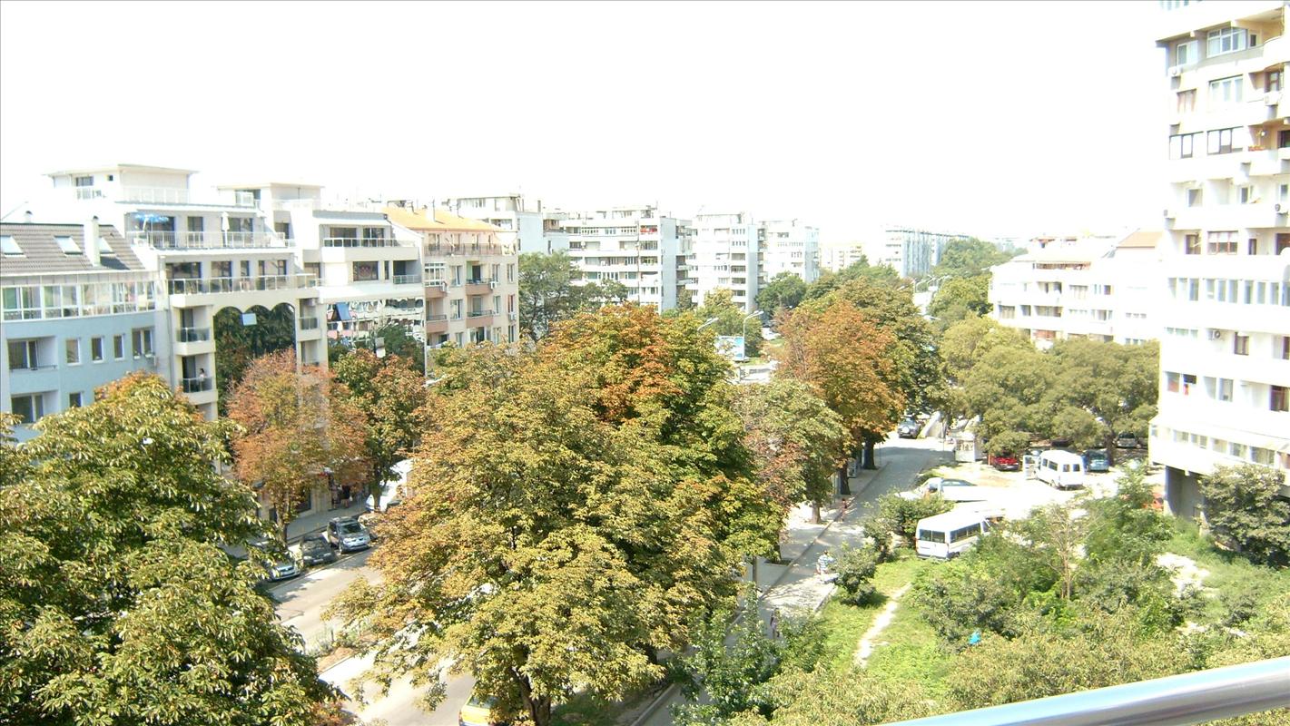 ProRent.bg предлага под наем луксозен, обзаведен офис, разположен на централен булевард, наем 400лв.