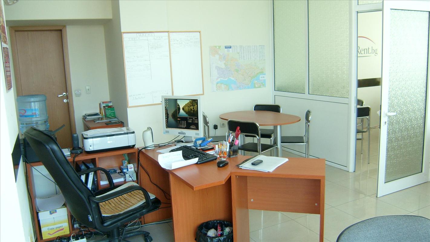 ProRent.bg предлага под наем луксозен, обзаведен офис, разположен на централен булевард, наем 400лв.