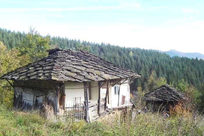 Продава стара къща в Априлци
