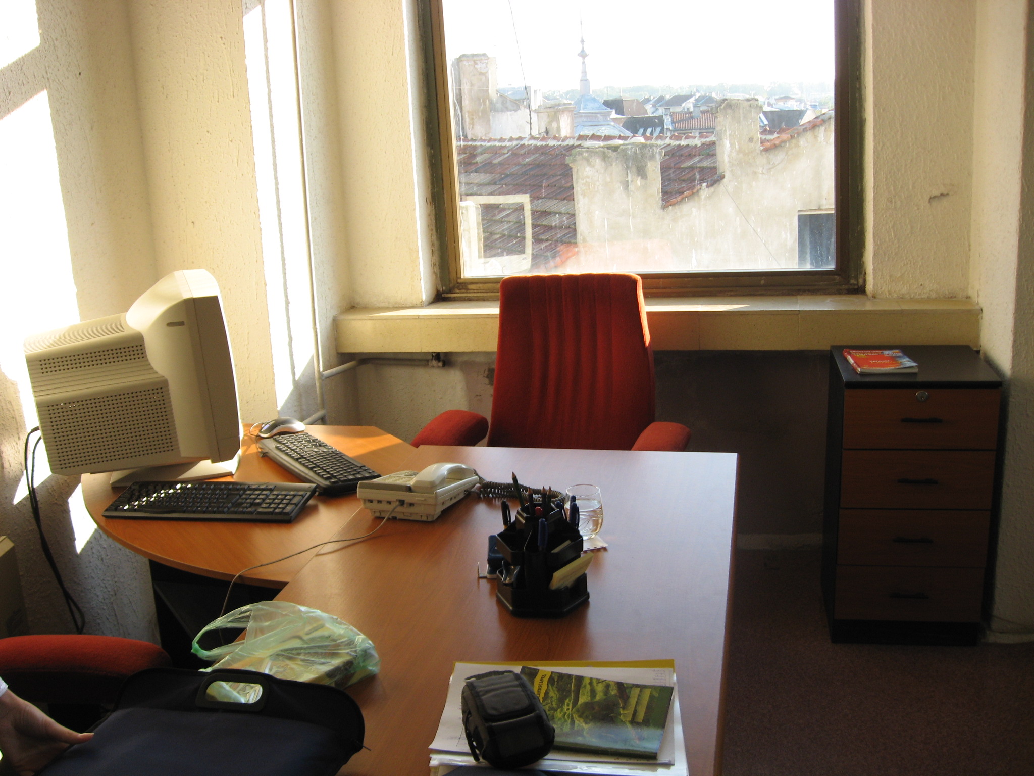 ОБЗАВЕДЕН ОФИС В СУПЕР ЦЕНТЪР БУРГАС