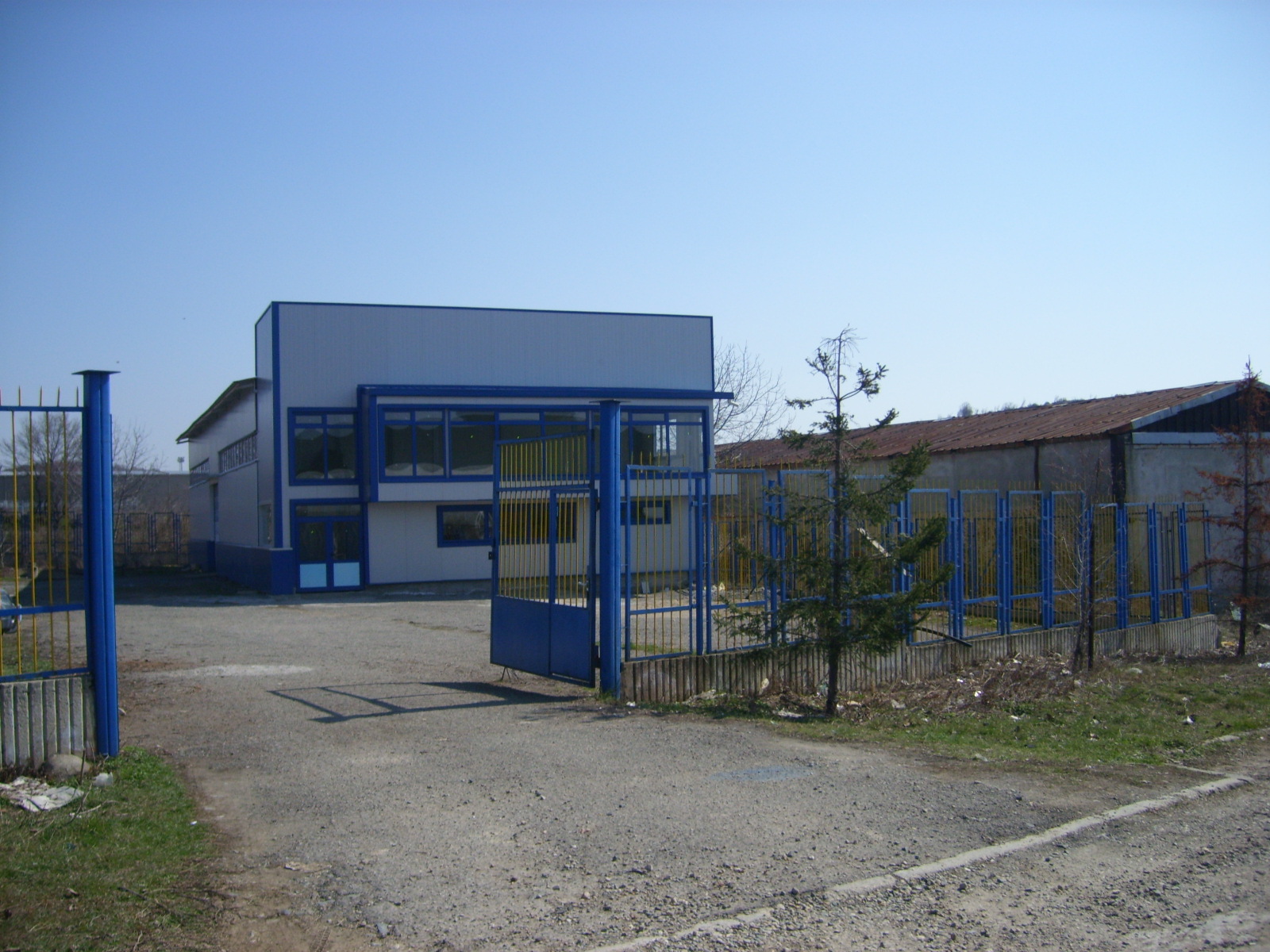 продавам новопостроено хале с собствен двор
