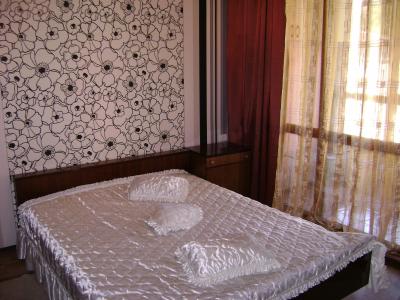 Наем.Русе. Дава под наем 2-стаен,Нов стр.Лукс,Център