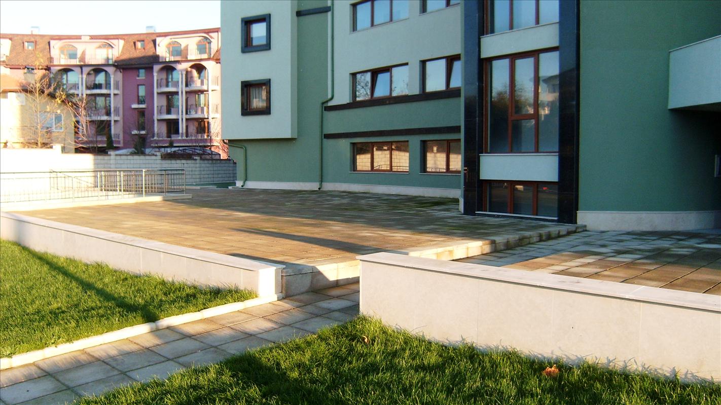 Слънчев апартамент в новопостроена сграда, разположена в курорта Св. Св. Константин и Елена.
